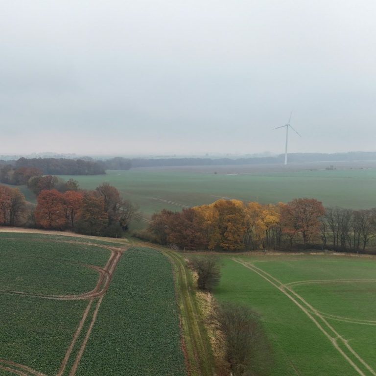 Bild dient der Dekoration und zeigt eine Landschaft - mit Drohne aufgenommen