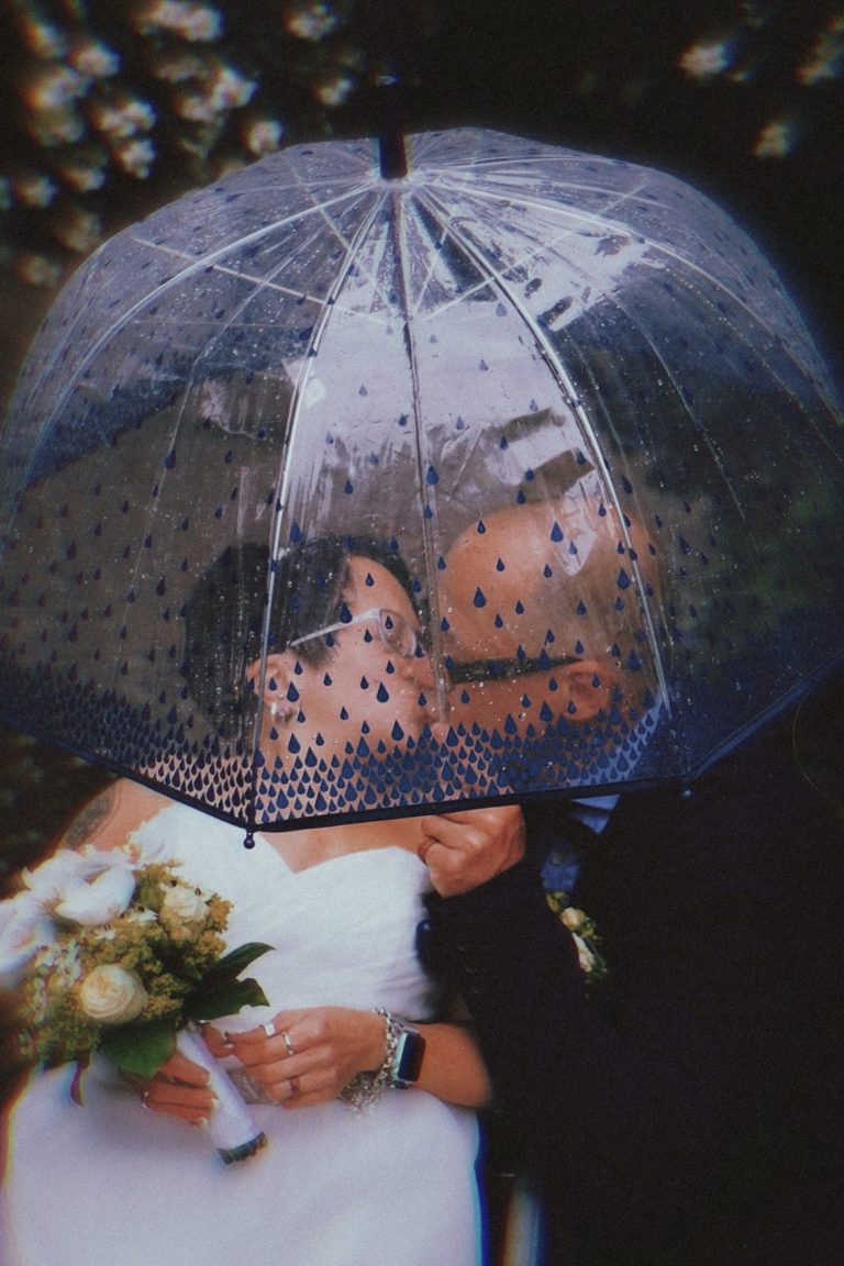 Vulpes Vision: Brautpaar im Regen Darstellung dient der Dekoration und zeigt: Brautpaar im Regen