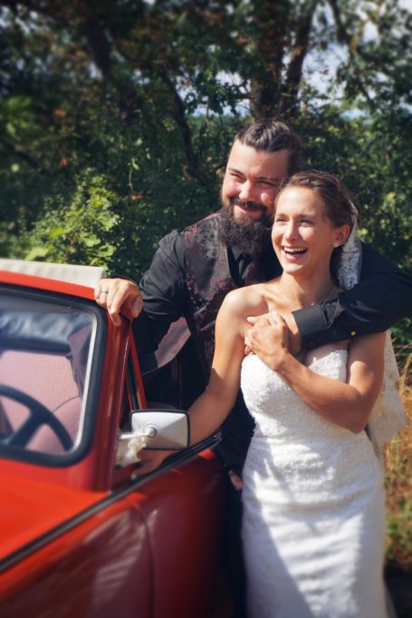 Vulpes Vision: Brautpaar am Oldtimer Darstellung dient der Dekoration und zeigt: Brautpaar am Oldtimer