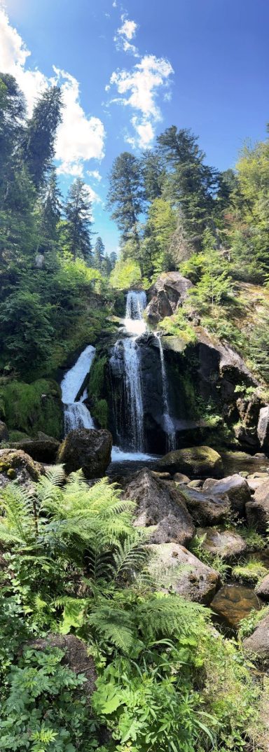 Foto dient der Dekoration und zeigt: Wasserfall im Schwarzwald