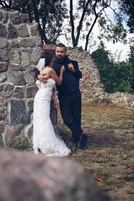 Vulpes Vision: Brautpaar in Ruine Darstellung dient der Dekoration und zeigt: Brautpaar in Ruine