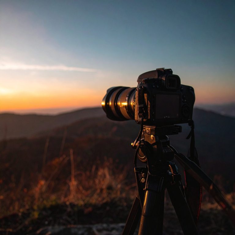 Darstellung dient der Dekoration und zeigt: Kamera auf Stativ